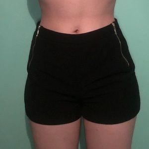 HIGHWAISTED GOLD ZIPPER BLACK FOREVER 21 SHORTS